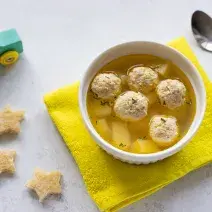 Caldo de albóndigas de pescado