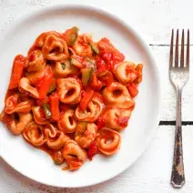 Tortelini a la crema de tomate y tocino