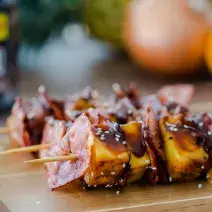 Pinchos de Piña y Tocino en Salsa BBQ