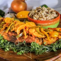 Pescado en salsa con vegetales