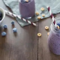 Smoothie de Banana con Arándanos y Cereal CHEERIOS®