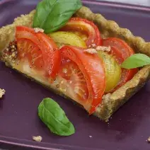 Tarta de Cereal Fitness® Original con tomates rojos y verdes, albahaca y mostaza granulada.