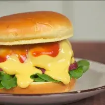 Hamburguesa en salsa de queso