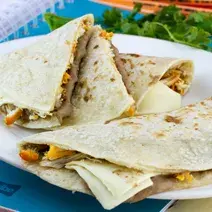 Quesadillas de pollo con frijoles rojos y queso