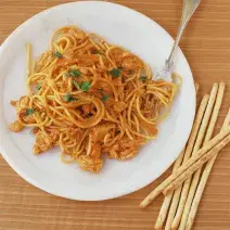 pasta con pollo guisado