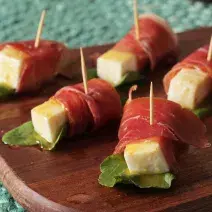 Pinchos de Queso Fresco, Rúcula y Jamon Serrano