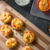 Mini quiches con queso y vegetales