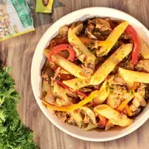 Pasta con vegetales salteados y atún