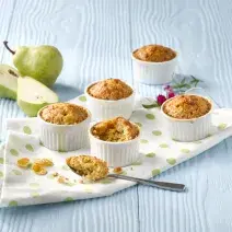 Budín de peras con crocante de cereal