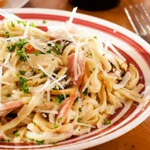 Pasta con crema de hongos y jamón