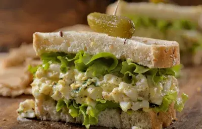 Emparedado e huevo rallado Emparedado e huevo rallado