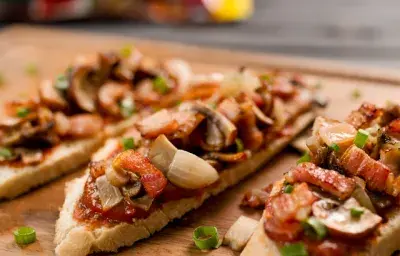 Tostadas de tocino, cebolla y champiñones