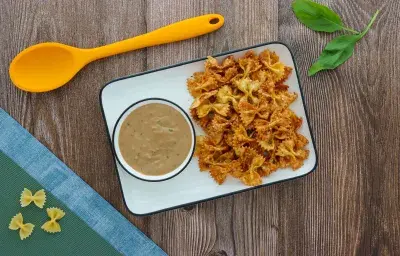 Pasta Chips con Dip de Res al Vino