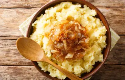 Puré de Papas con Cebolla Caramelizada Puré de Papas con Cebolla Caramelizada