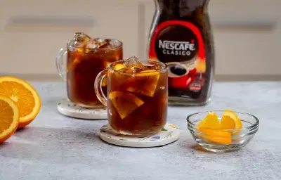 café frío con naranja