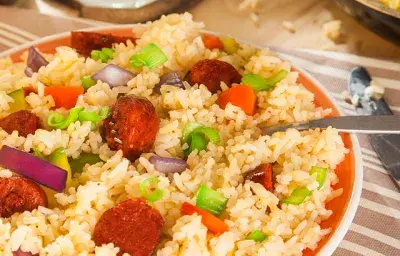 Arroz con chorizo y vegetales