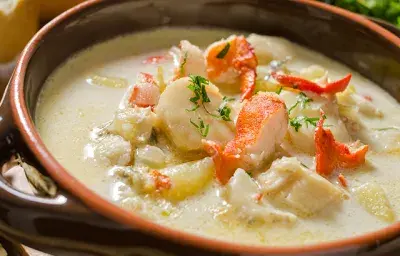 Crema de almejas, camarones y hongos