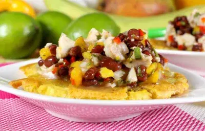 Ceviche de Pollo con Frijoles y Mango