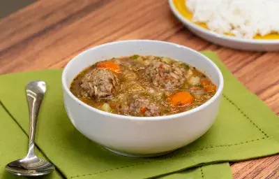 sopa de albóndigas