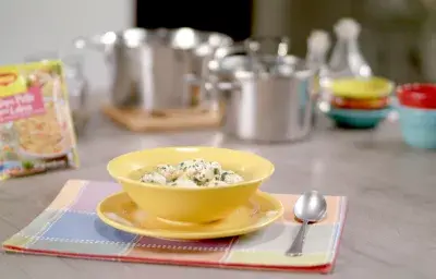 Sopa de Letras con Albóndigas y Espinacas