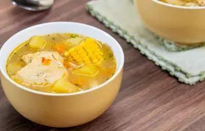 Caldo de gallina de patio Caldo de gallina de patio