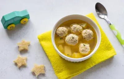 Caldo de albóndigas de pescado