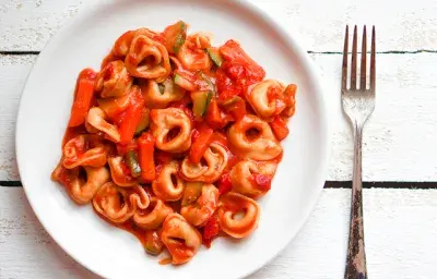 Tortelini a la crema de tomate y tocino