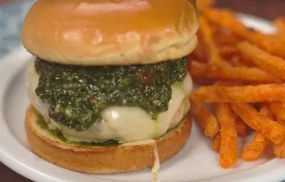 HAMBURGUESA CON POLLO AL PESTO