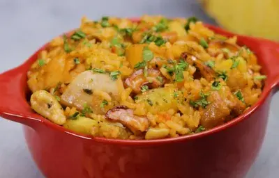 arroz con pollo y piña