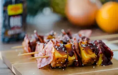 Pinchos de Piña y Tocino en Salsa BBQ