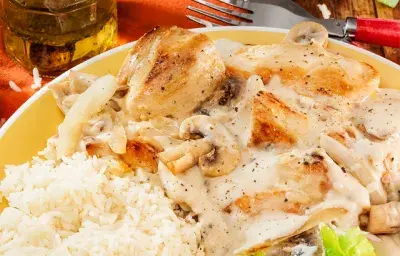 Pollo en salsa de Hongos Pollo en salsa de Hongos
