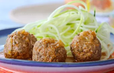 Albóndigas de Res rellenas de Queso en Salsa Boloñesa