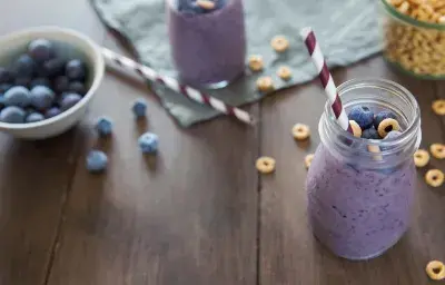 Smoothie de Banana con Arándanos y Cereal CHEERIOS®