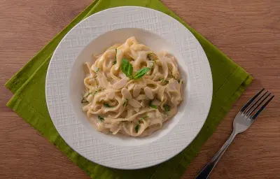 Pasta en Salsa Blanca de Almendras