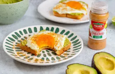 Tostadas de Aguacate con Huevo y Chile Tostadas de Aguacate con Huevo y Chile