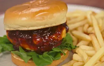 Hamburguesa de pollo bbq con cebolla caramelizada Hamburguesa de pollo bbq con cebolla caramelizada