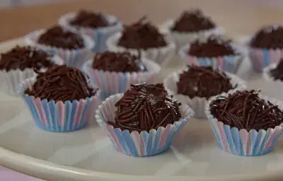Brigadeiros Clásicos de Chocolate Brigadeiros Clásicos de Chocolate