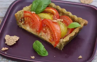 Tarta de Cereal Fitness® Original con tomates rojos y verdes, albahaca y mostaza granulada.