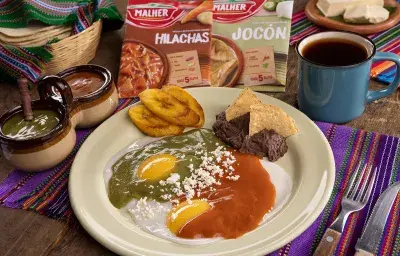 Huevos divorciados con salsa de jocón e hilachas Huevos divorciados con salsa de jocón e hilachas