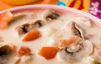 Crema de Papa y Tocino con Tomate y Champiñones