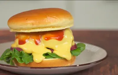 Hamburguesa en salsa de queso