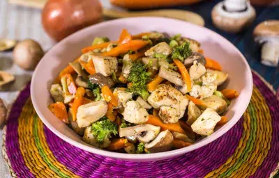 Dados de Pollo con Vegetales