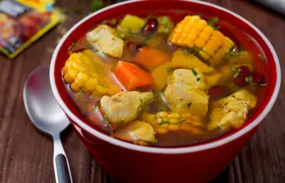 Sopa de pollo con verduras y frijoles rojos