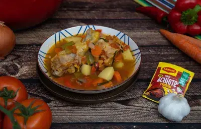 Pollo guisado con Achiote