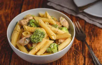 Pasta con Pollo y Brócoli