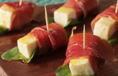 Pinchos de Queso Fresco, Rúcula y Jamon Serrano