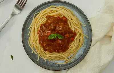 Albóndigas de Quínoa y Porotos Negros con Salsa Bolognesa Veggie