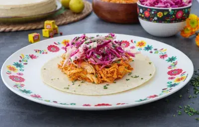 Enchiladas de pollo con encurtido