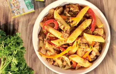 Pasta con vegetales salteados y atún