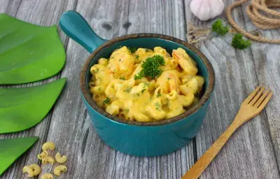 Pasta con queso y camarones al vino